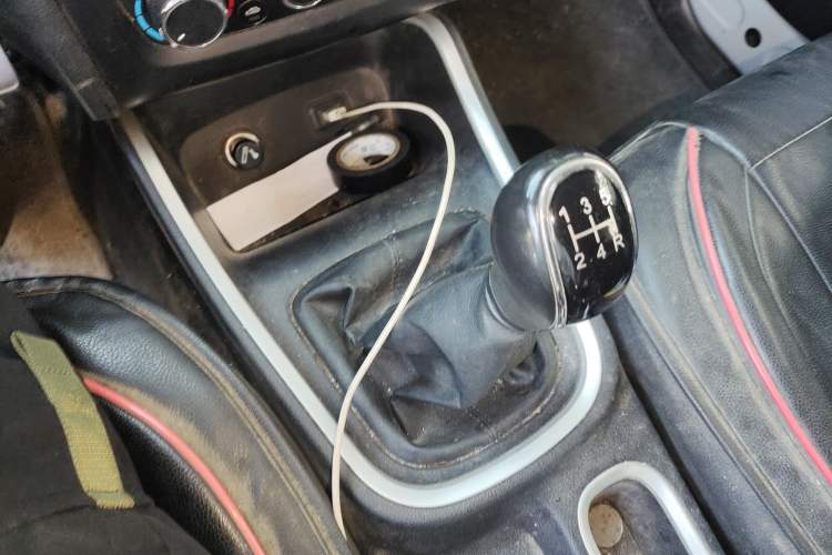 Used Jinbei Gold Hiace M Classic 2022 1.5L Travel Lion Passenger Van 6 Seats
