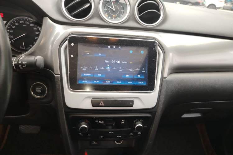 Used Suzuki Vitara 2016 1.4T Automatic Two-Wheel Drive Luxury Version Audio And AC Panel