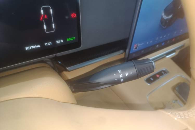 Used VOYAH Dream 2025 PHEV Four-Wheel Drive Prestige Kunpeng Edition
