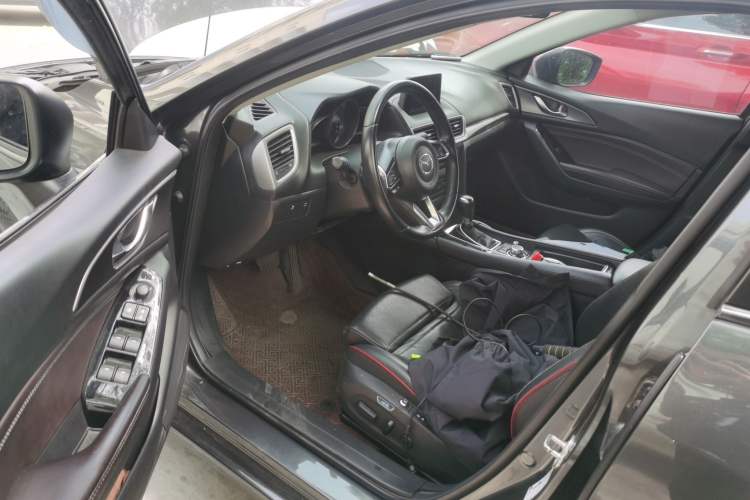 Used Mazda 3 Axela 2017 Hatchback 2.0L Automatic Luxury Model Emission Standard China V