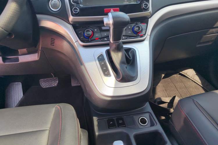 Used Haval M6 2019 1.5T DCT Two-Wheel Drive Elite Version China VI Standard Gear Lever