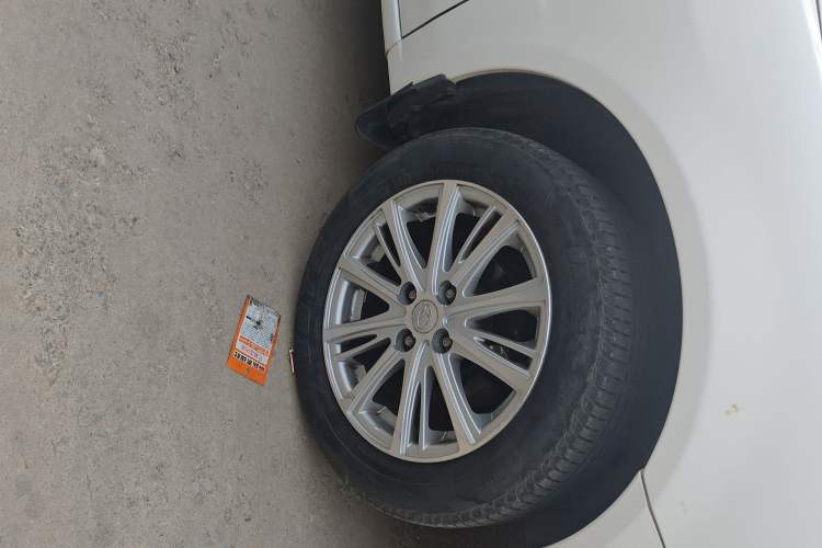 Used Soueast V3 Lingyue 2014 1.5L Manual Smart Edition Right Front Wheel Hub