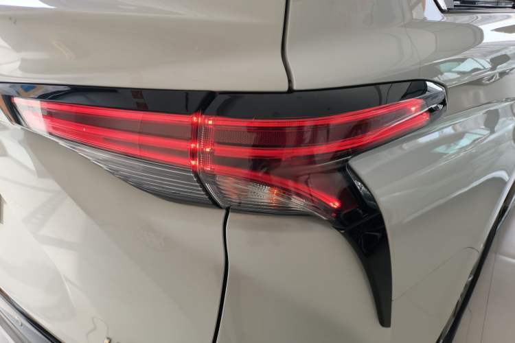 Used Toyota SIENNA 2021 2.5L Hybrid Premium Edition Right Rear Taillight
