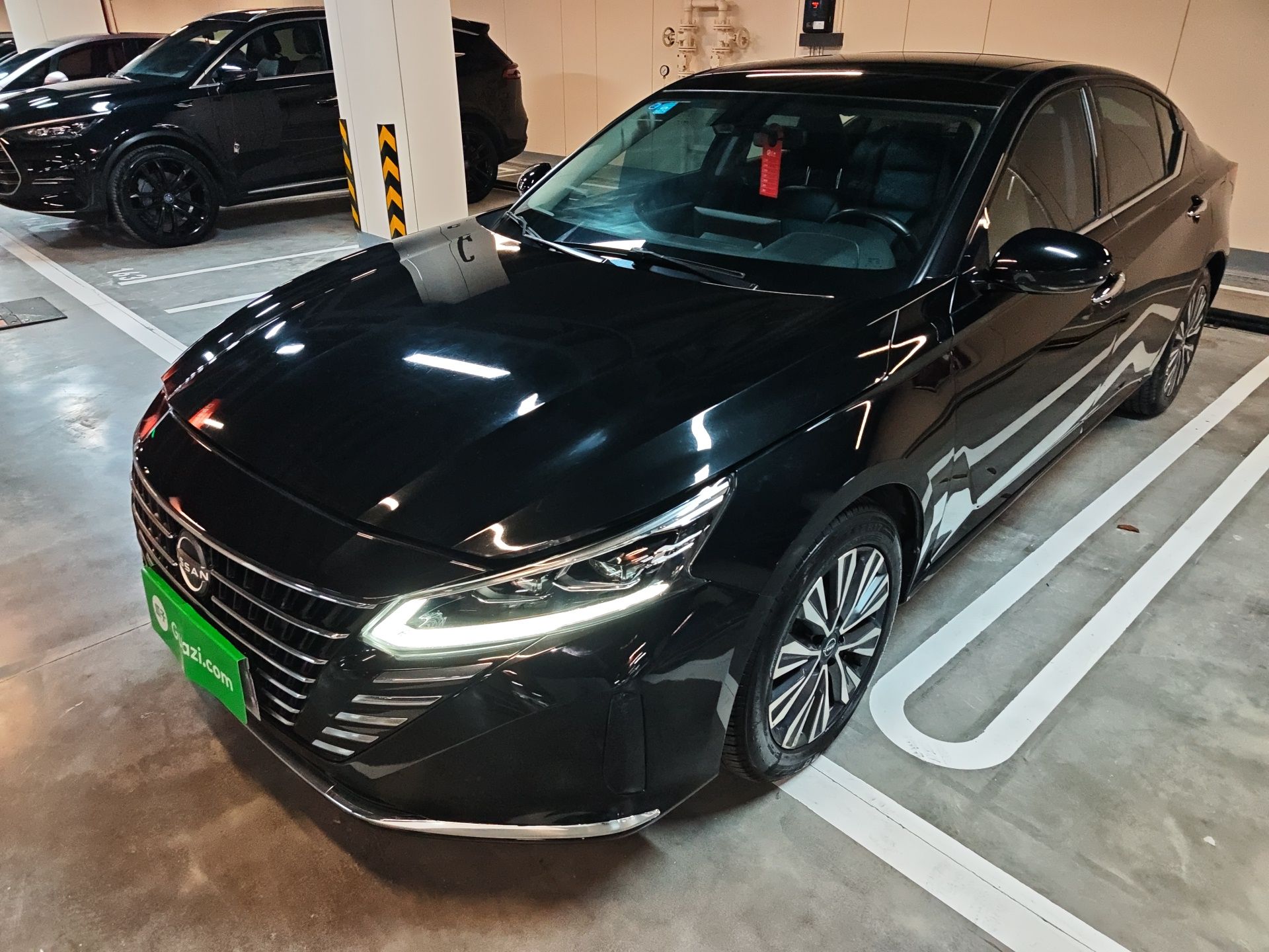 تحت مقدمة السيارة