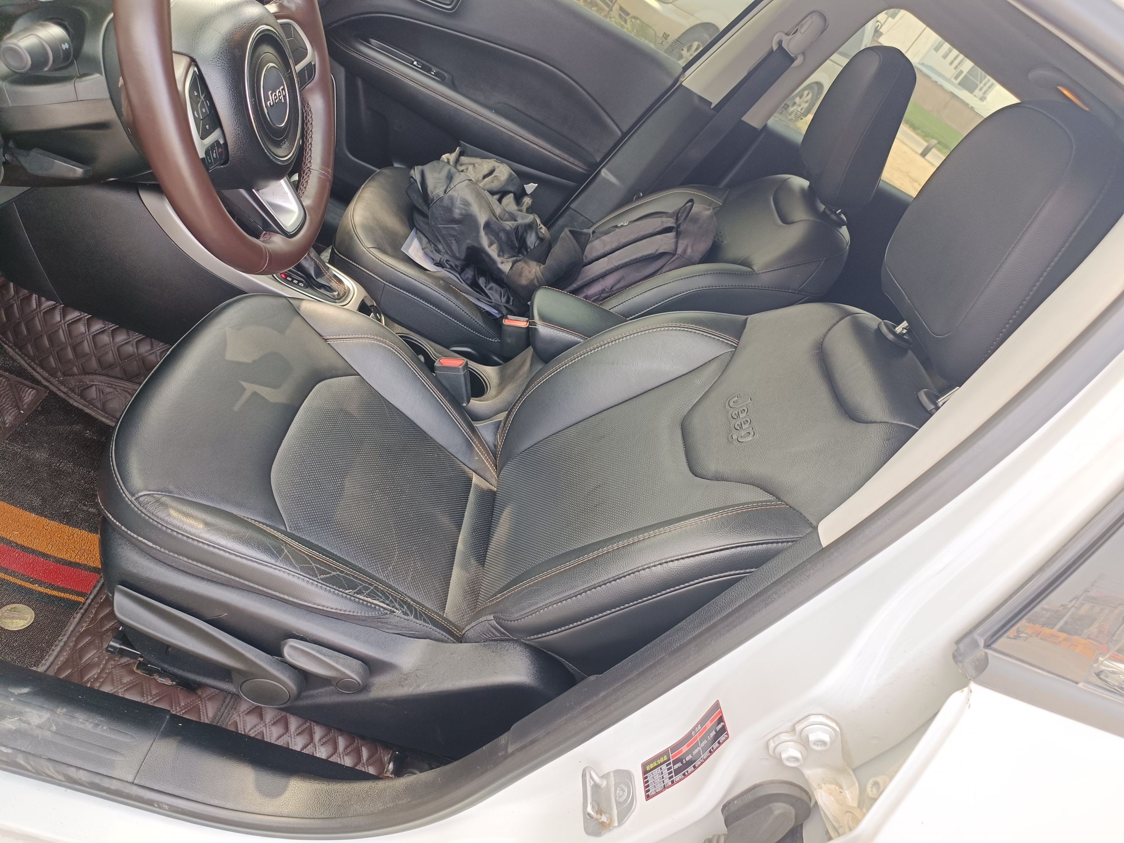 المقاعد الأمامية داخل السيارة