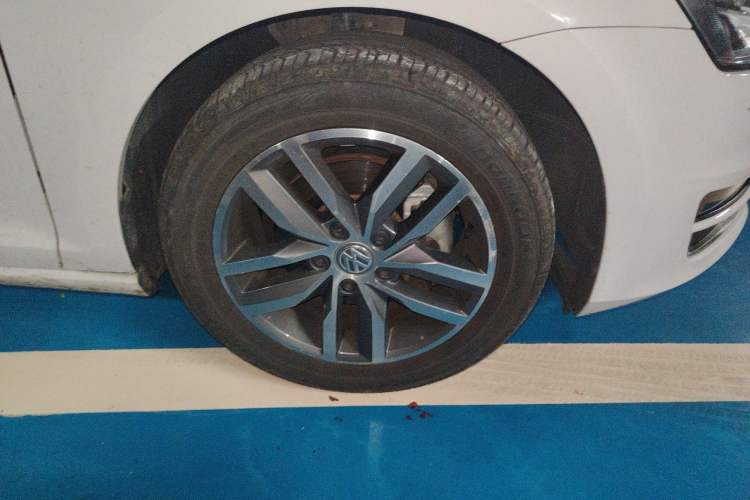 Used Volkswagen Golf 2016 230TSI Automatic Luxury Version Right Front Wheel Hub