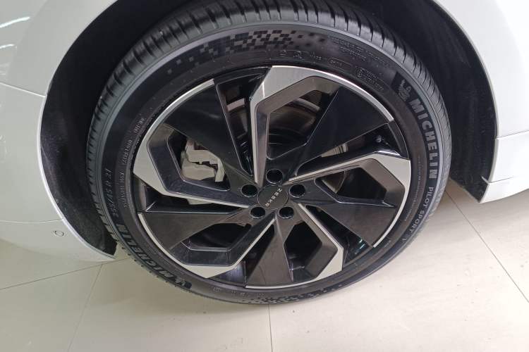 Used Zeekr 001 2023 WE Edition 86 kWh Right Rear Wheel Hub