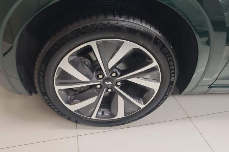 Used Li Auto ONE 2021 Extended-Range 6-Seater Version Left Front Wheel Hub