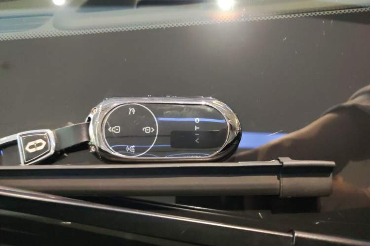 Used Hima AITO M9 2025 Extended-Range Ultra Version 52 kWh 6-Seater Vehicle Key