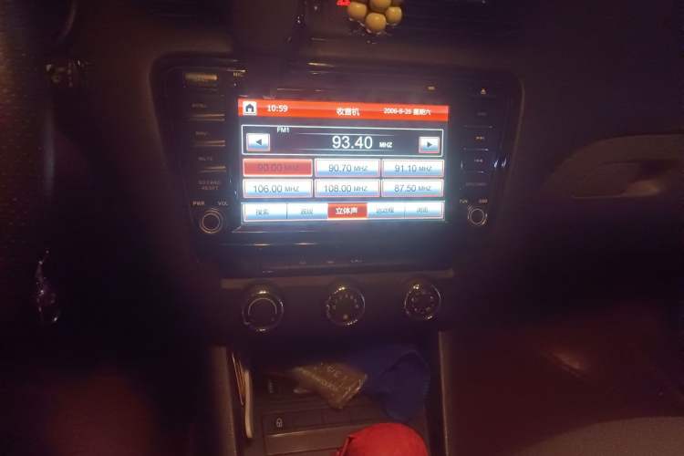 Used Skoda Octavia 2015 1.6L Manual Eado Edition Audio And AC Panel