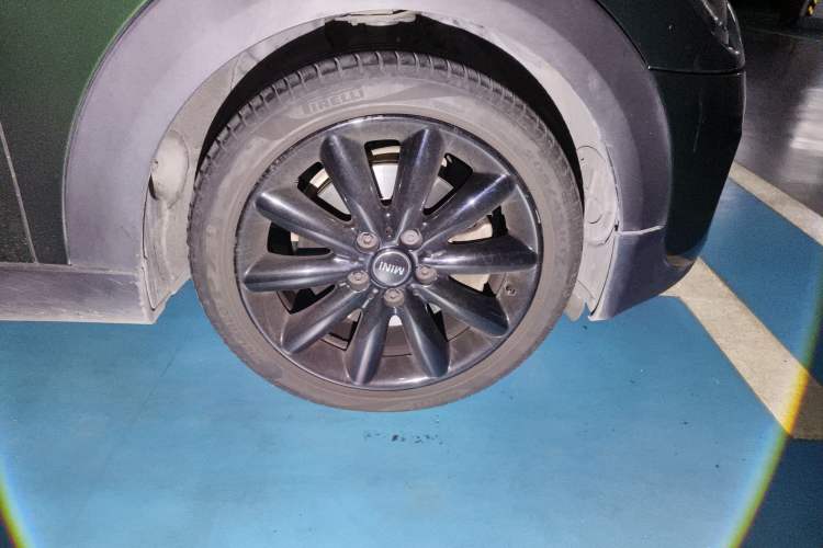 Used MINI 2016 2.0T COOPER S Pioneer Edition Five-Door Model Right Front Wheel Hub