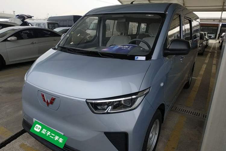 Used Wuling Yangguang 2024 300KM Comfort Version Passenger Van 75kW