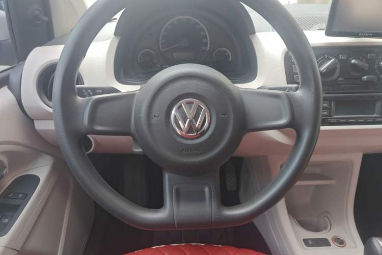 Used Volkswagen up! 2015 1.0L move up!
