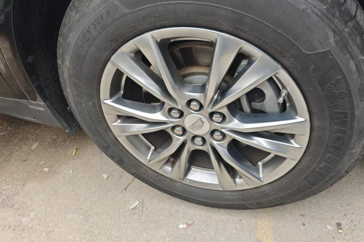 Used Cadillac XT5 2020 28T Luxury Version Right Front Wheel Hub