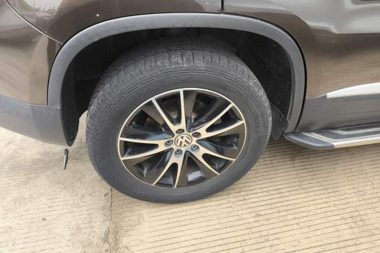 Used Volkswagen Tiguan 2015 1.8TSI Automatic All-Wheel-Drive Luxury Model Exterior 5