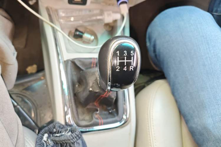 Used Jinbei New Hiace S 2021 1.6L Business Central Air-Conditioned Van China VI Standard SWD16M Gear Lever