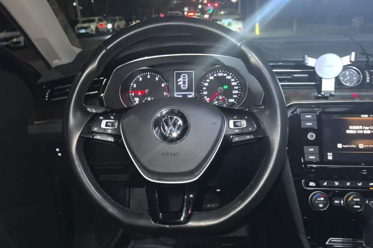 Used Volkswagen Magotan 2019 330TSI DSG Luxury Version China VI Standard Steering Wheel