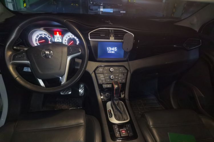 Used MG GS 2015 2.0TGI TST Four-Wheel Drive Flagship Edition Center Console