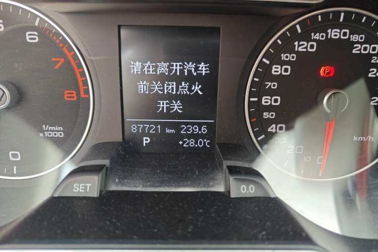 Used Audi A4L 2015 35 TFSI Automatic Standard Model Odometer Close Up