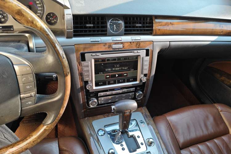 Used Volkswagen Phaeton 2011 4.2L V8 4-seat Extended-Range Individual Edition Audio And AC Panel