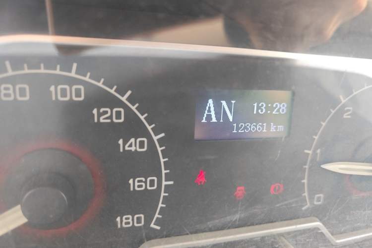 Used SAIC MAXUS Xintu V80 2017 2.5T AMT Aoyuntong National V Short Wheelbase Ultra-Low Roof 5/6/10-Seater
