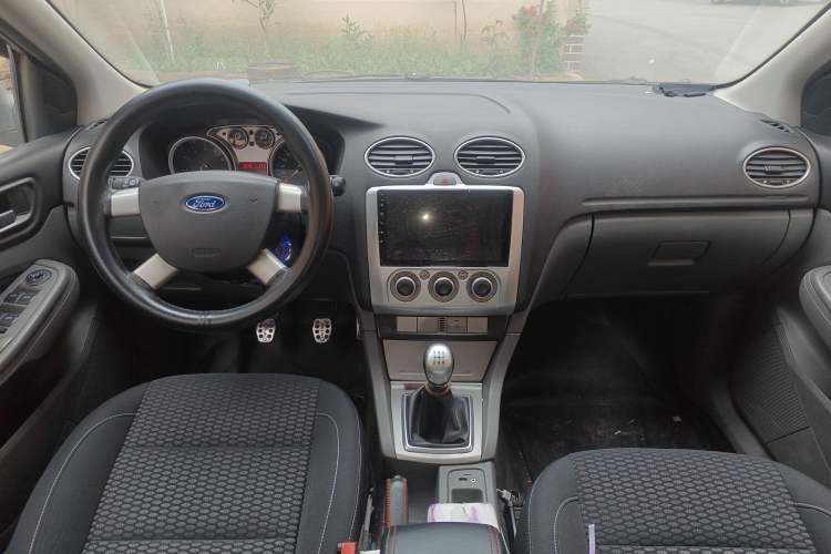 Used Ford Focus 2013 Hatchback Classic 1.8L Manual Base Model Center Console