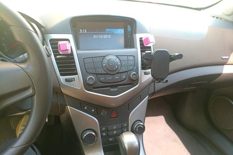 Used Chevrolet Cruze 2015 Hatchback 1.6L Automatic Comfort Edition Audio And AC Panel