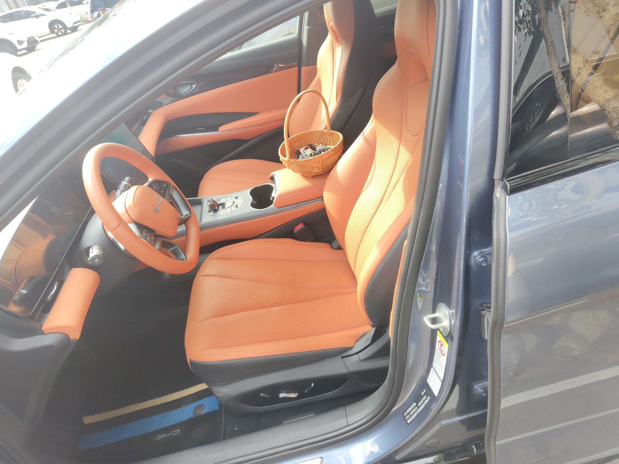 Переднее сиденье в автомобиле