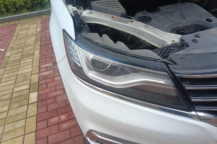 Used Roewe RX5 2018 20T Two-Wheel Drive Manual Internet Smart Edition Right Front Headlight