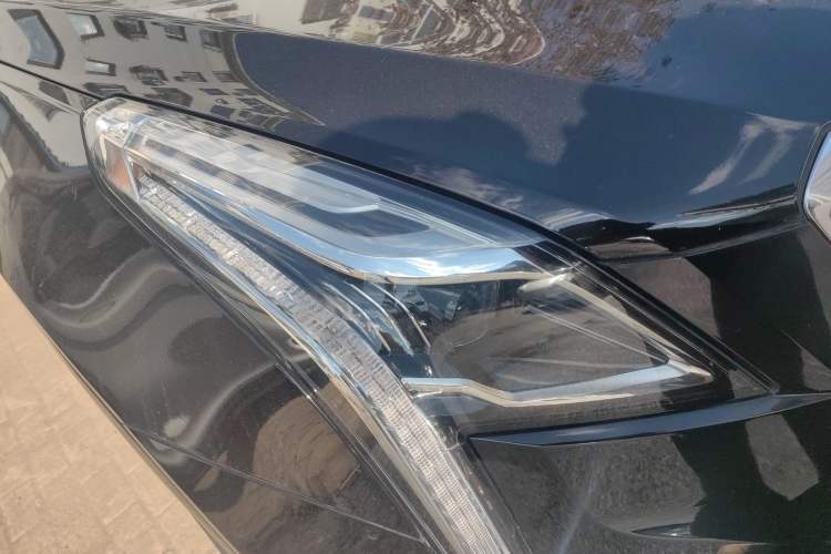 Used Cadillac XT5 2017 Anniversary Edition 28T Four-Wheel Drive Luxury Model Right Front Headlight