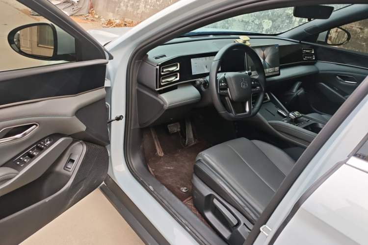 Used BYD Qin L 2025 DM-i Smart Drive 80KM Leading Model
