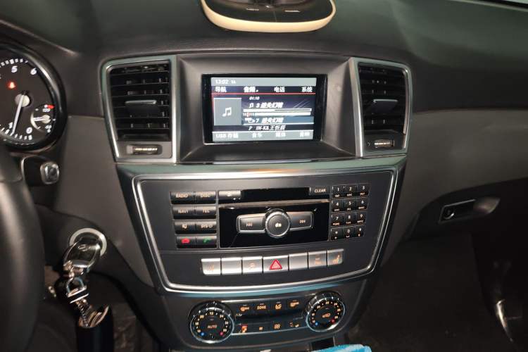 Used Mercedes-Benz M-Class 2012 ML 300 Audio And AC Panel