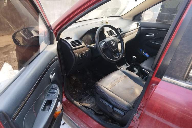 Used Dongfeng Fengon 360 2015 1.5L Manual Luxury 7-Seater China IV Standard Driver Seat