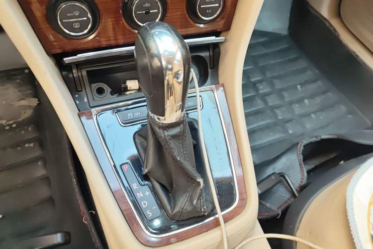 Used Volkswagen Lavida 2013 1.6L Automatic Luxury Edition Gear Lever