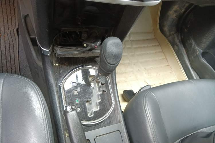 Used Zotye Z300 2014 1.6L Drive-Value Edition Automatic Elite Model Gear Lever