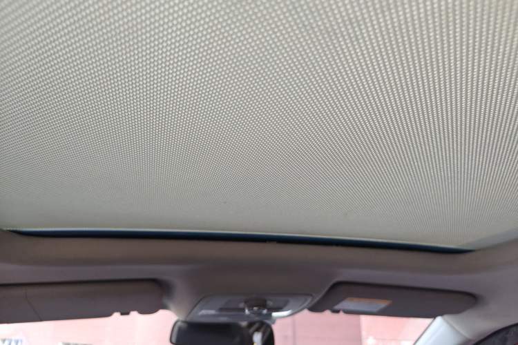 Used Roewe RX5 2016 20T Two-Wheel Drive Automatic Internet Smart Edition Headliner