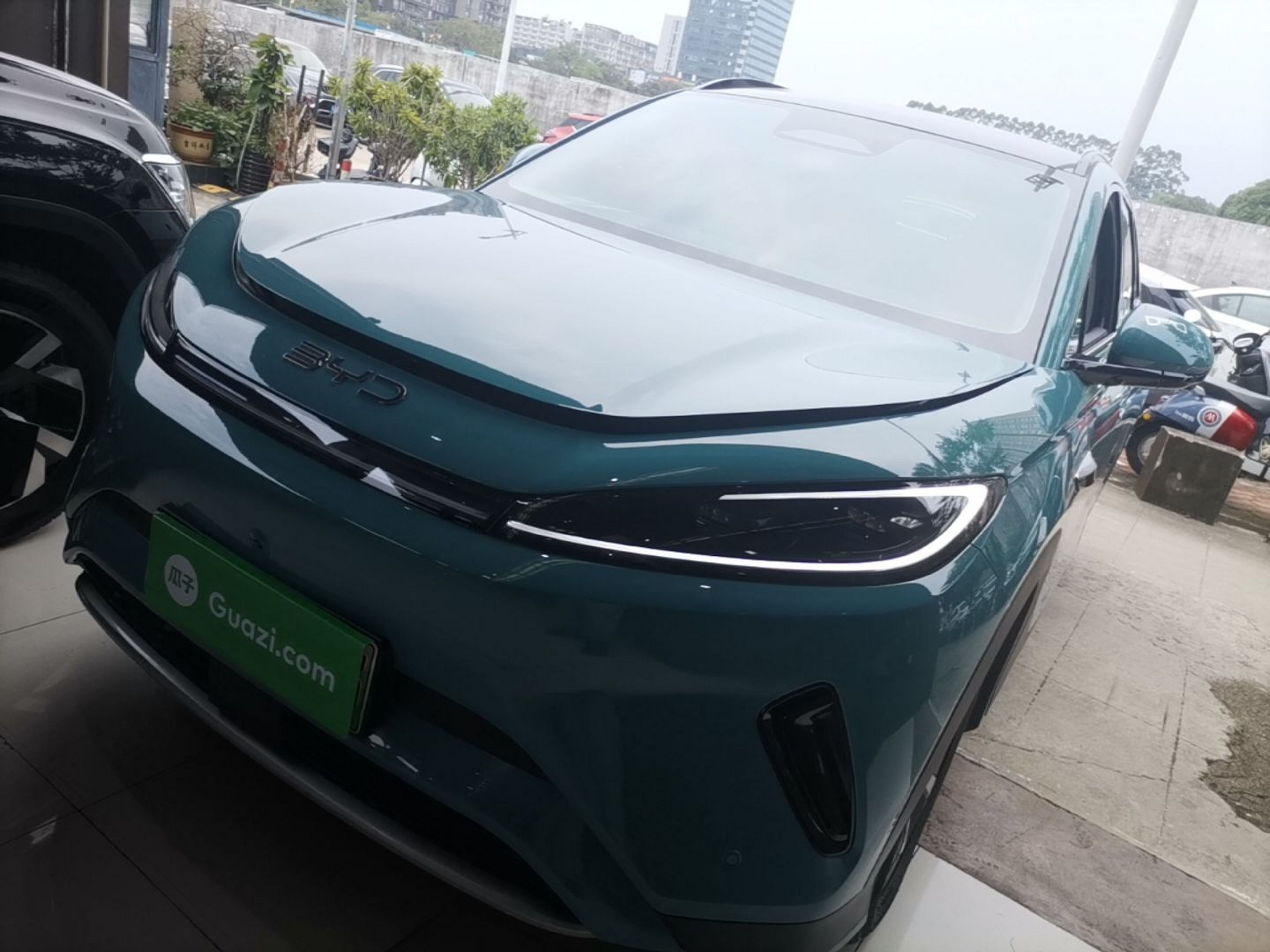 Под передней частью автомобиля