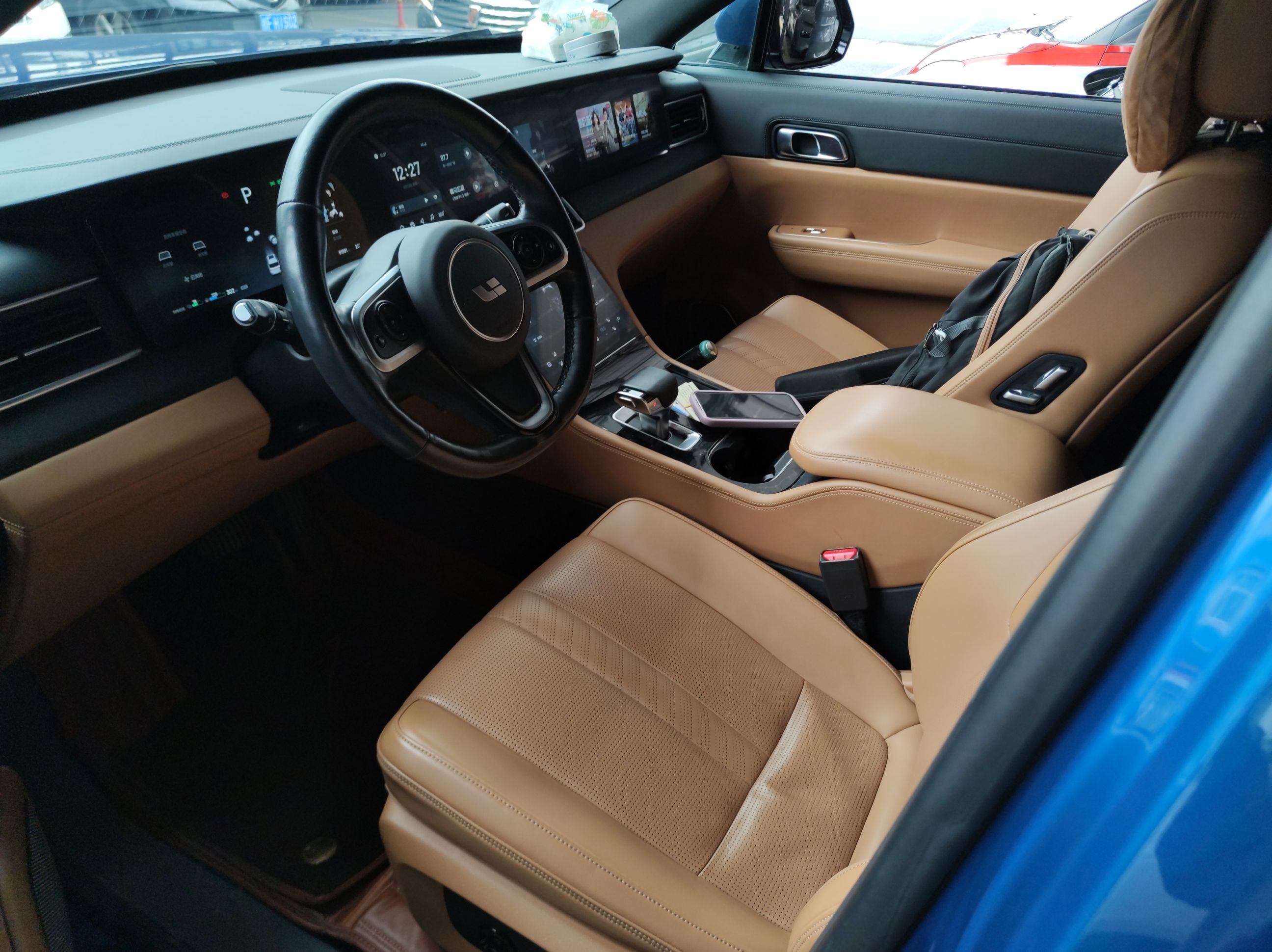 Переднее сиденье в автомобиле