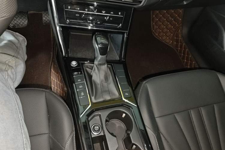 Used Volkswagen Passat 2025 Outstanding Model 330TSI Elite Edition Gear Lever