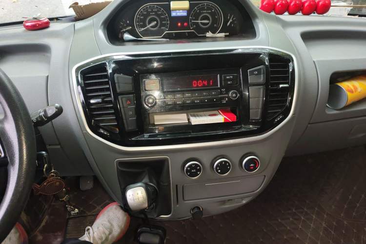 Used SAIC MAXUS Xintu V80 2019 2.0T Plus 6-Speed Manual – Aoyuntong Short Wheelbase Mid-Roof Design 5/6-Seater
