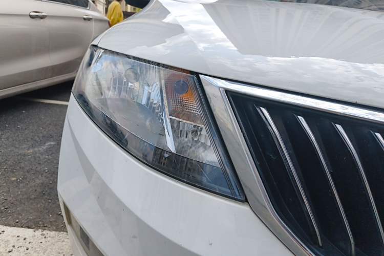 Used Skoda Rapid 2018 1.6L Manual Comfort Edition Right Front Headlight