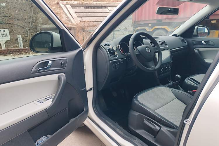 Used Skoda Yeti 2017 1.6L Manual Front-Wheel-Drive Version
