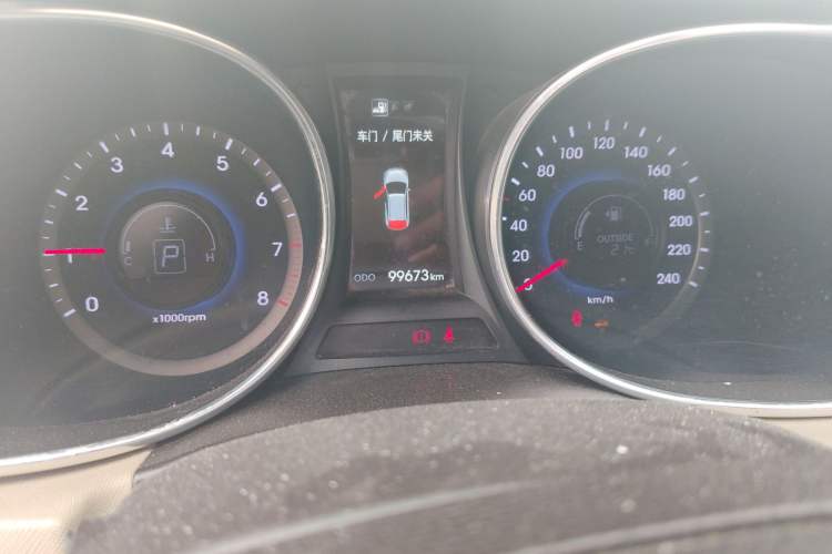 Used Hyundai Santa Fe 2013 2.4L Automatic 4x4 Prestige Edition Odometer Close Up