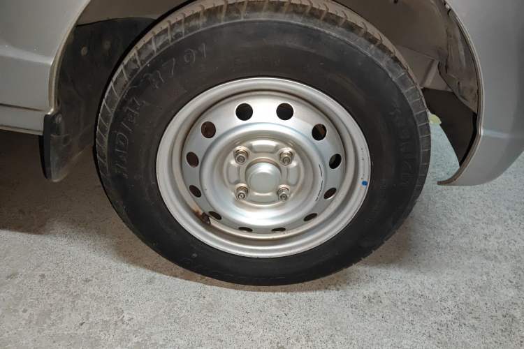 Used Wuling Rongguang S 2021 1.2L Standard Model Window-Sealed Car with Air Conditioning 2 Seats LSI Right Front Wheel Hub