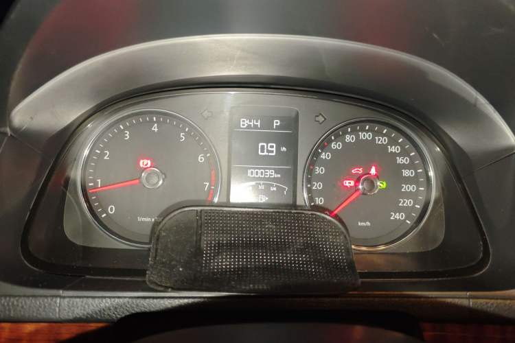 Used Volkswagen Lavida 2013 1.6L Automatic Comfort Edition Instrument Cluster