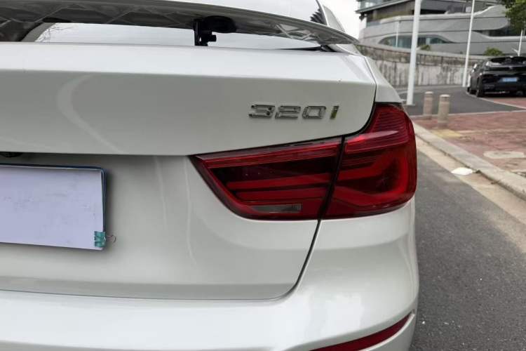 Used BMW 3 Series GT 2018 320i Sport Edition Exterior 3