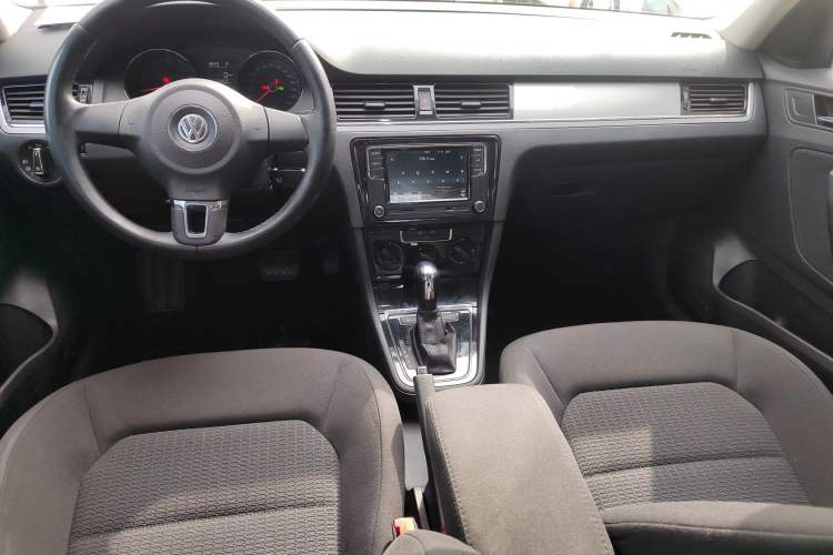 Used Volkswagen Bora 2015 Qihui Edition 1.6L Automatic Fashion Model Center Console