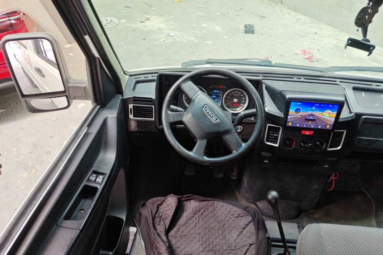 Used Iveco Daily 2017 2.5T A35 Passenger Van 5-7 Seats Model 47Z5 Steering Wheel