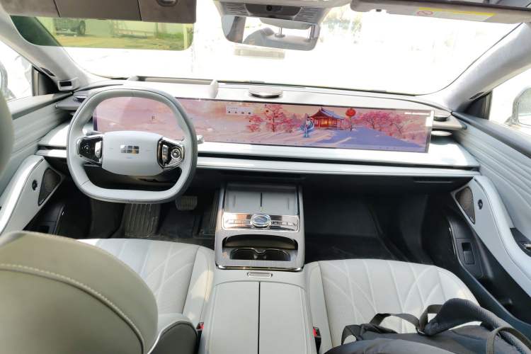 Used Geely Galaxy E8 2025 700 km Long-Range Intelligent Driving Version Center Console