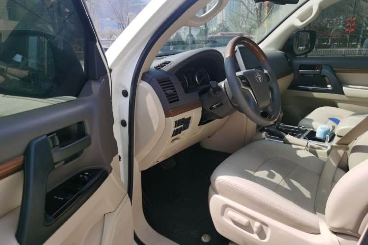 Used Toyota Land Cruiser 2015 4.0L V6 Middle East Low-Trim Version Driver Seat